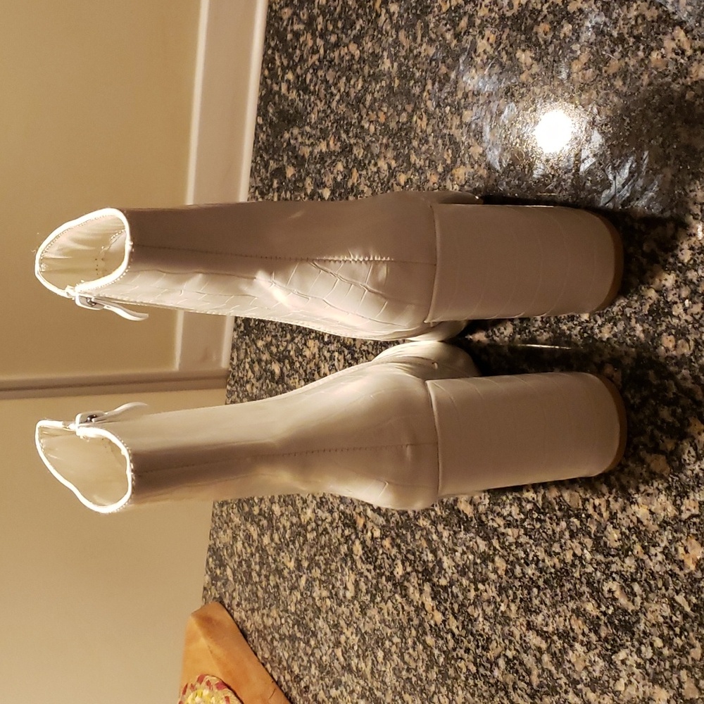 PrettyLittle Thing Boot - Picture 5 of 11